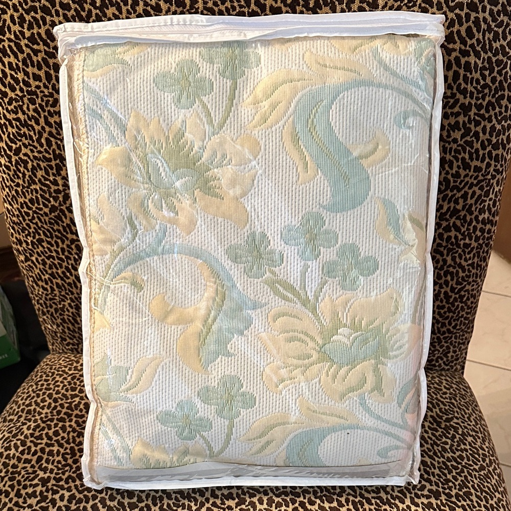 Floral Patterned Quilt Coverlet King Size NWT